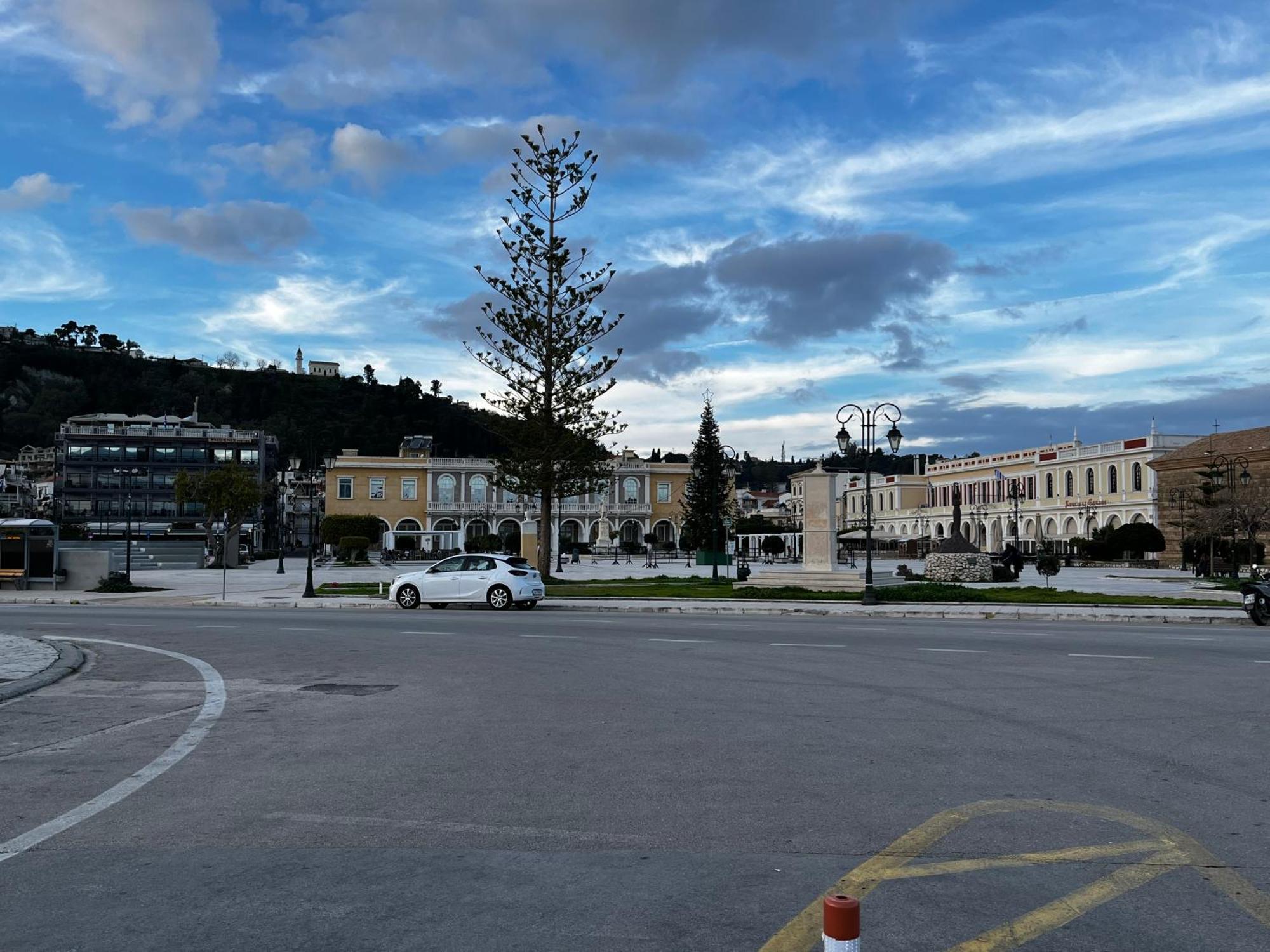 Nikos Daire *